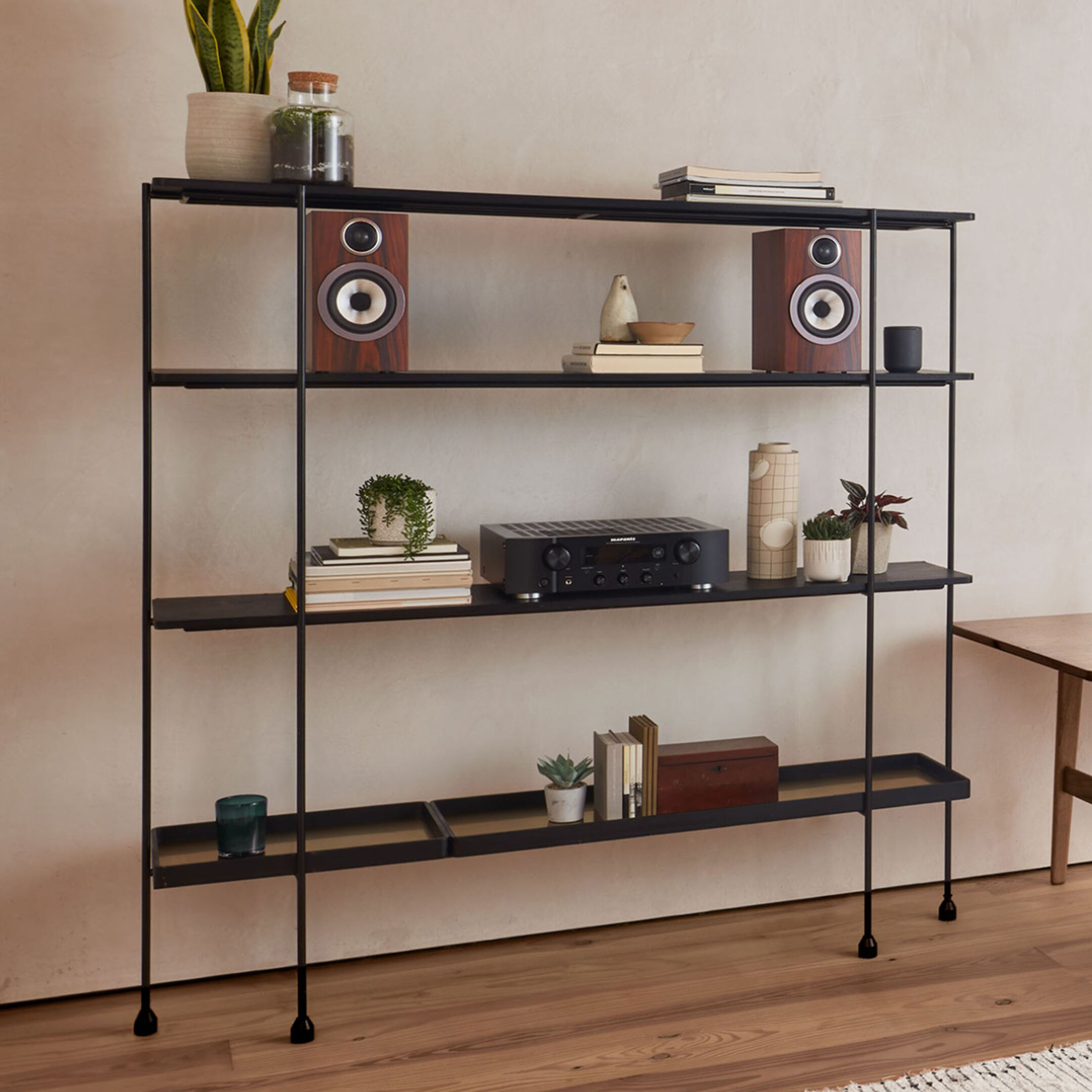 Lautsprecherpaar von vorne in Regal