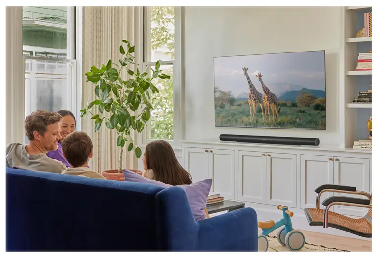 Eine Familie vor dem Fernseher mit der Arc als Soundbar